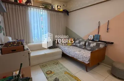 Casa a venda de 4/4, 1 suíte, energia solar e 2 garagens em pitangueiras