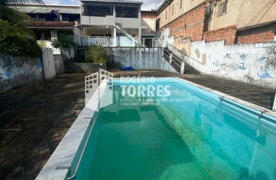 Casa duplex a venda de 4/4, 2 suítes com 2 pavimentos e área piscina e 3 garagens em plataforma
