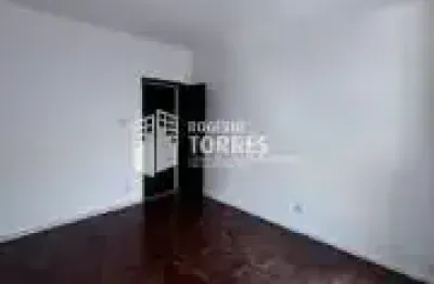 Apartamento a venda de 2/4 com 2 varandas + dependência de empregada e 1 garagem em nazaré