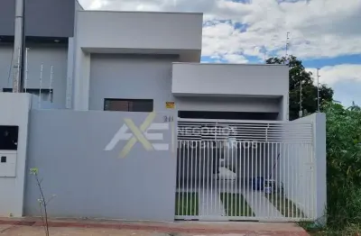 Casa com pé direito alto, 2 quartos, sala, cozinha, garagem coberta.