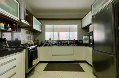 Casa com 4 quartos à venda na Rua Franklina Neves Ribas, 130, Jardim Burle Marx, Londrina