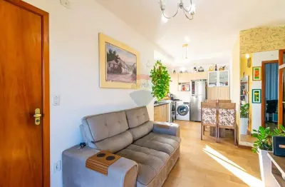 Apartamento semimobiliado com 02 dormitórios,  sacada com vista panorâmica e ótimo estado de conservação