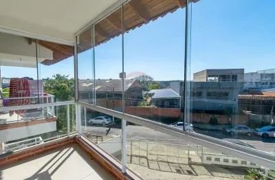 Apartamento de 02 dormitórios com suíte, sacada e churrasqueira