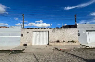 Casa com garagem , dois quartos , sala , cozinha , banheiro e áerea de serviço