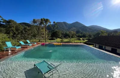 Sítio cinematográfico, com piscina, sauna, área gourmet e casa  hóspedes