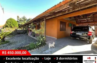 Viva perto da lagoa: Casa com 3 dormitórios, varanda e churrasqueira.