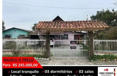 Casa estilo chalé, localizada próxima de posto de saúde, escola e mercados.