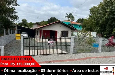 Tranquilidade e boa localização! Casa próxima à lagoa e em rua pavimentada.