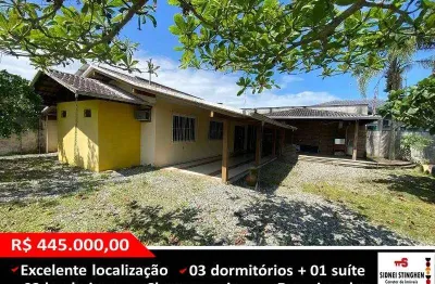 Imperdível! Casa com excelente localização, a apenas 120 metros da lagoa.