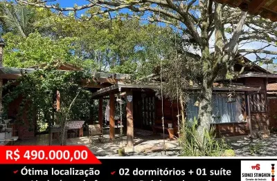 Linda casa em madeira nobre localizada a poucos passos da praia. Confira!