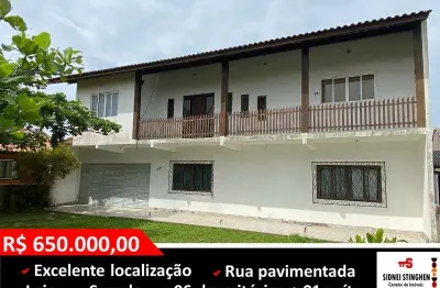 Sobrado amplo e central, a poucos passos do Barra Park e da lagoa.