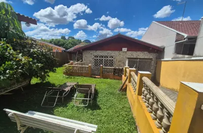 Residência térrea no Pinheirinho – ampla, completa e com espaço para piscina