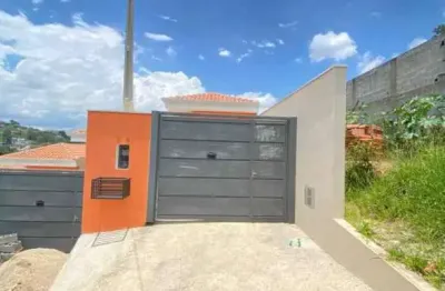 Casa individual com quintal e garagem no coração de Santa Catarina!