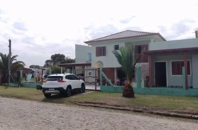 Seu refúgio na  praia: duas casas em terreno espaçoso.  Imbé - RS