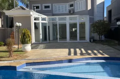 Mansão Reformada com 600m², 4 Suítes e Lazer Completo no 18 do Forte – Alto Padrão em Alphaville