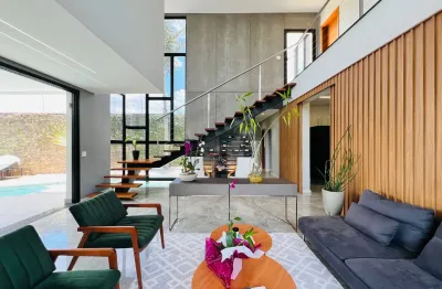 Incrível residência à venda no condomínio Parque dos Alecrins.