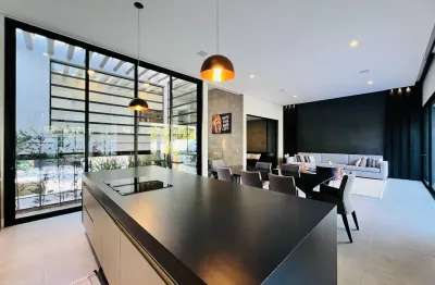 Incrível residência à venda no Alphaville Dom Pedro 2 em Campinas.