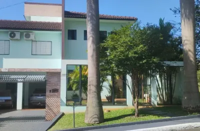 Lindo Sobrado a venda no centro com pintura externa nova, ficando 3 aparelhos de ar-condicionado, móveis planejados e alguns eletrodomésticos.