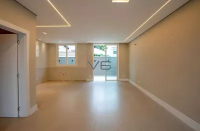 Casa Alto Padrão com 223,95m² privativos, 3 quartos, 2 vagas de garagem, no Santa Cândida, Curitiba - PR.