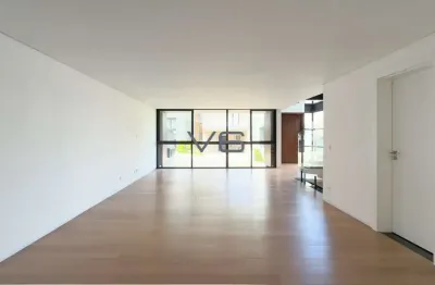 Casa Alto Padrão com 308m² privativos, 3 quartos sendo 2 suítes, 2 vagas de garagem, no Campo Comprido, Curitiba - PR.