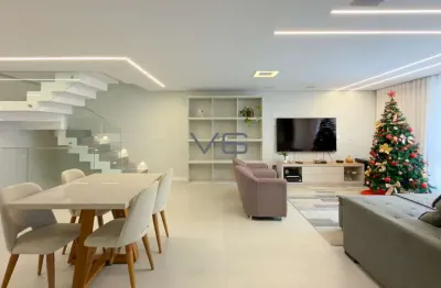 Casa Alto Padrão  com 253m² privativos, 3 suítes, 2 vagas de garagem, no Campo Comprido, Curitiba - PR.