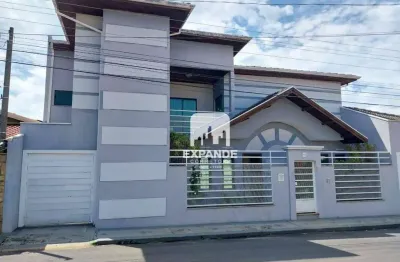 Sobrado com 4 dormitórios à venda, 360 m² por R$ 900.000,00 - Vila Pinheiro Machado - Botucatu/SP