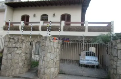 Imperdível sobrado à venda no Centro de Suzano-SP: 3 quartos, 1 suíte, 1 sala, 2 banheiros, 4 vagas e 253,36m²!