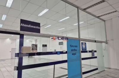 Salão comercial de alto padrão para locação no Centro de Suzano-SP: 1 sala, 2 banheiros, 2 vagas, 345m². Venha conferir!