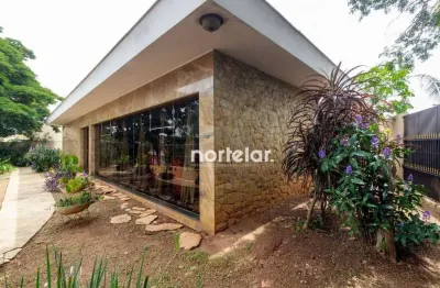 Ampla casa térrea com 3 quartos 3 banheiros, piscina, quintal, churrasqueira