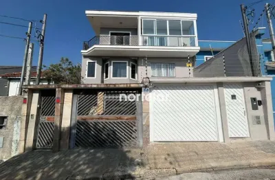 Sobrado semi isolado contendo 3 suítes, a suíte master com hidromassagem, closet e varanda, enorme garagem com vaga para 7 carros, com quarto de empre