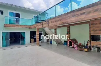 Sobrado de alto padrão na vila nivi  180 m²  4 dormitórios sendo 1 suíte com closet e sacada e 1 dormitório no térreo sala de estar / sala de jantar l
