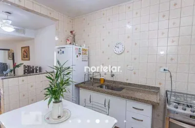 Casa localizada em rua particular e muito tranquila, com amplo comercio e proximidades com terminal de onibus, casa terrea, 2 dorms, 1 banheiro, 1 lav