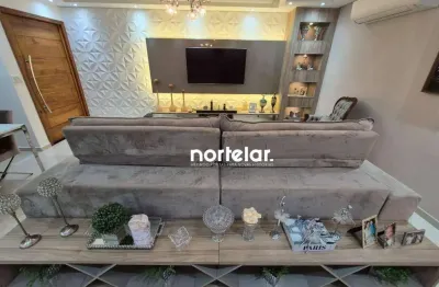Apresentamos este maravilhoso sobrado pronto para morar, com excelente padrão de acabamento e decoração moderna. com 3 amplas suítes, este imóvel ofer