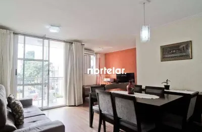 Este aconchegante apartamento de 70m² possui planta original de 3 dormitórios, atualmente configurado com 2 quartos, sendo 1 suíte, graças à ampliação
