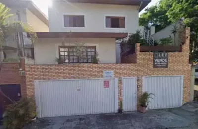 Venha conhecer esta belíssima casa localizada em um dos melhores pontos da Vila Madalena, próximo ao metrô e rodeada por uma completa infraestrutura c