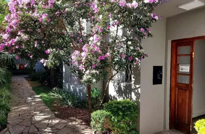 Edificio pequeno ju7nto a praça lindo e amplo apto. um dormitorio