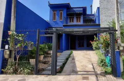 Lagos :linda e amp-la casa frente a praça com 186,61m2 de muito conforto