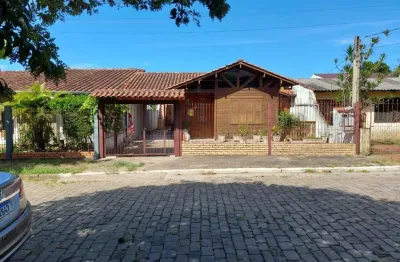 Linda cas de madeira nobre com 3 dorm. suite e garagem
