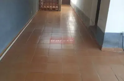 Ampla casa de fundos em rua tranquila com excelente valor para moça