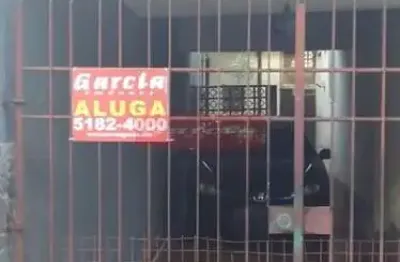Ampla casa de fundos em rua tranquila na Chácara Santo Antônio