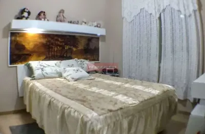 Casa térrea adaptada para deficiente, 305m de terreno, 3 dorm, 2 salas, 2 banheiros, 3 vagas.