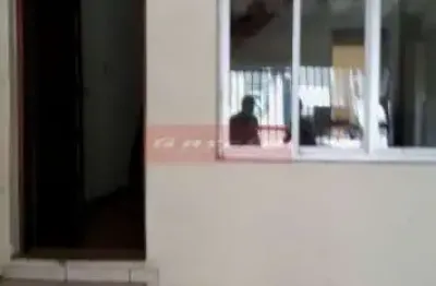 Casa na vila cruzeiro, 81 metros de área construída, 2 salas, 2 banheiros, 1 vaga.