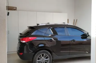 Casa excelente com portão da garagem comercial eletronico, segunda garagem portão maxcial com motor.