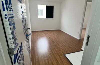 Lindo apartamento de 2 quartos pronto pra morar, primeira locação com piso laminado e blindex.