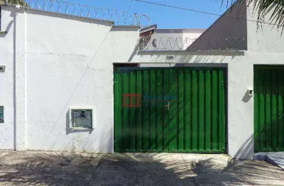 Casa no Jupiá, em frente ao supermercado Delta, garagem coberta e dois dormitórios