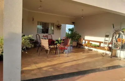 Chacra com 9.450 metros quadrados c/ 03 imóveis em plena atividade, a 900 metros do centro da cidade