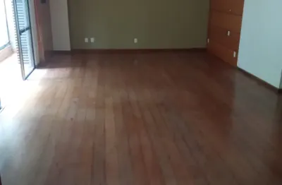 Varandão, salão, 4 quartos, 2 suítes, banheiro social, copa-cozinha, área grande, quarto de empregada e banheiro de empregada