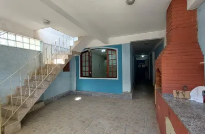 Casa três quartos, vaga coberta em Condomínio Fechado em Irajá