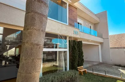 Sobrado na localização perfeita, pensado e construído para morar, muito bonito e confortável!