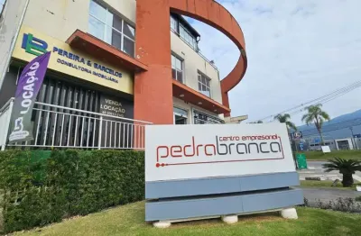 Sala comercial para alugar na avenida dos lagos, 41, pedra branca, palhoça por r$ 2.200